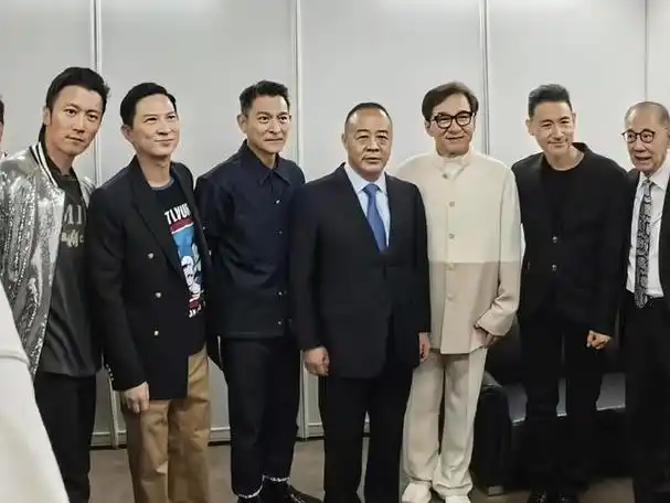 英皇电影巡礼大合影:古天乐成龙站老板身边,刘德华张学友破不和