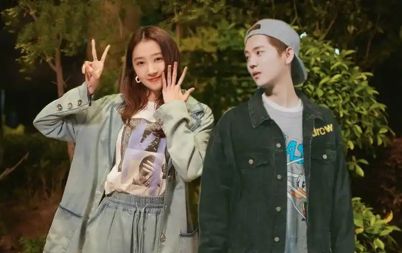 单手比耶与对方合照,疑似恐高症已治愈_网友_飞机上_关晓彤