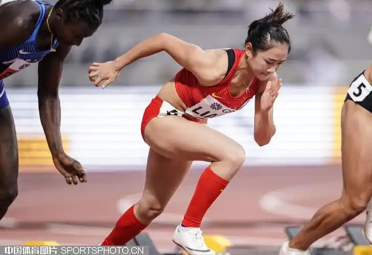 竞技体育梁小静百米超风速跑进11秒