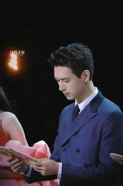 李现微博之夜##李现扶完迪丽热巴扶杨紫