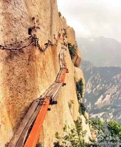【华山第一天险·长空栈道】位于华山南峰东侧山腰,是华山派第一代