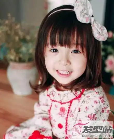 小女孩齐肩发发型这款齐肩发是轻薄的造型,顶部头发是整齐的梳理,发尾