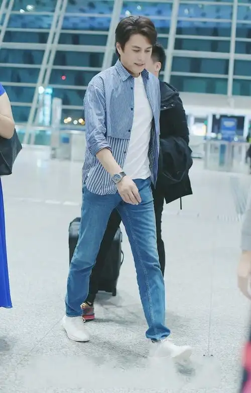 靳东一家颜值都高他白发像挑染同框外甥女似兄妹亲妹温文尔雅