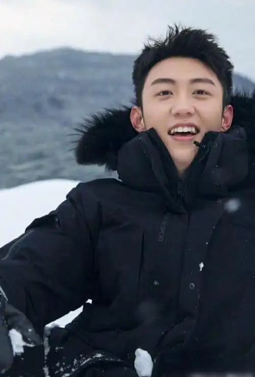 元宵节黄景瑜因为体重荣登热搜,180斤,肌肉罢了,谁不爱肌肉男