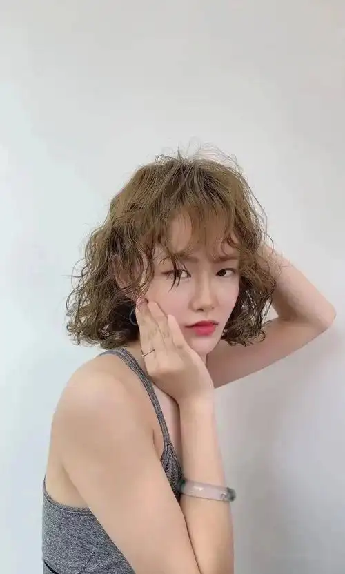 2021流行港风短发烫够美吗