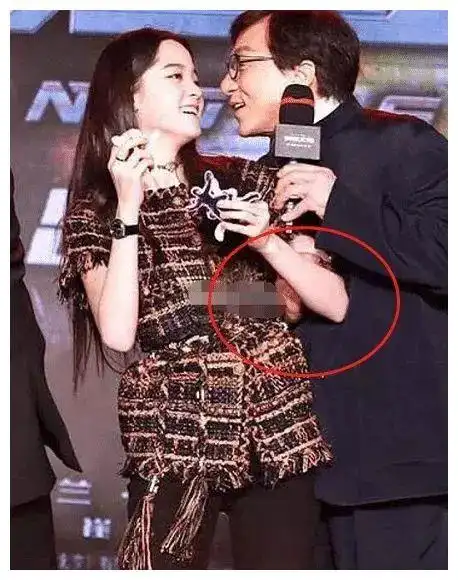 成龙无视镜头靠近欧阳娜娜,被一脸嫌弃,网友:手的位置不合适吧