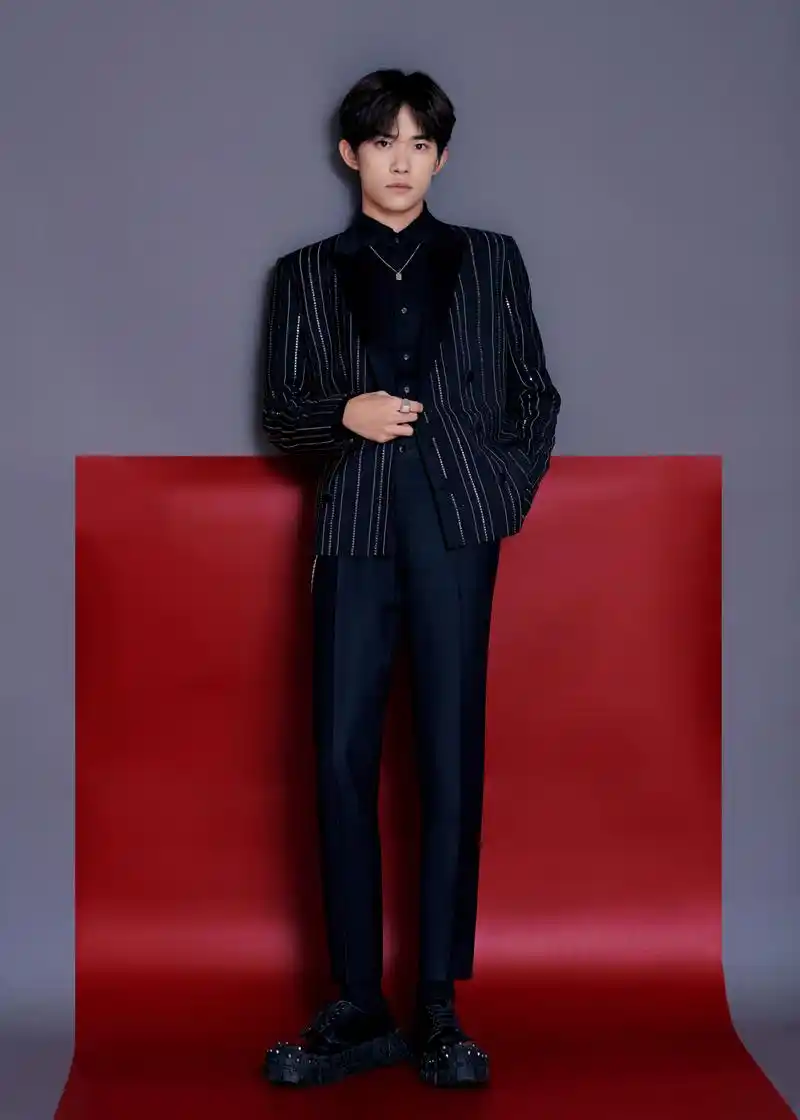 李现同框易烊千玺,同样搭配黑色亮片西装,豹纹衬衫太抢镜!