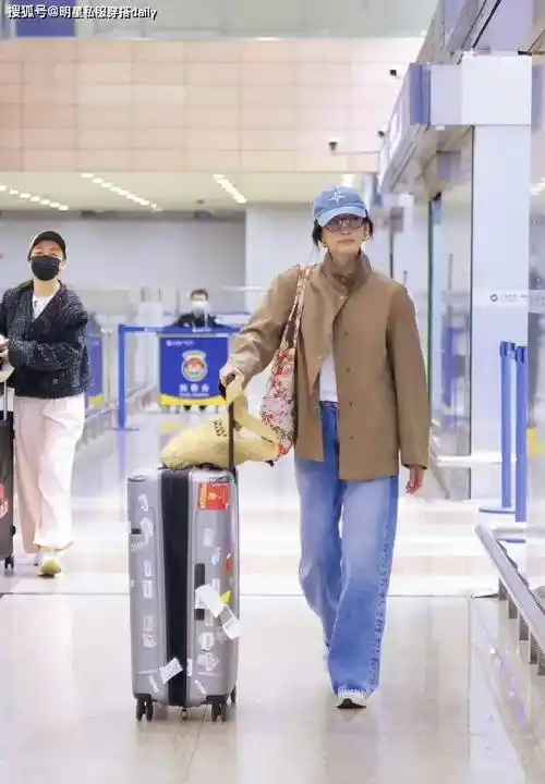 2024年帆布包"大火",江疏影娜扎等女明星8种背法轻便环保!