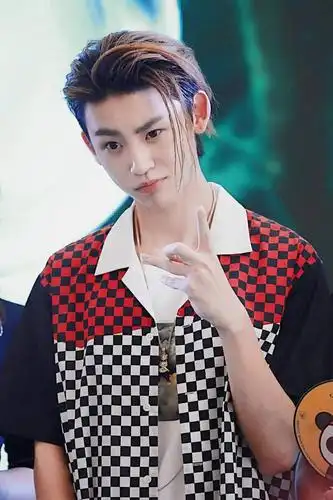 小鬼王琳凯520万福利剪了短发换了新发型原谅我没有认出来