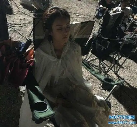赵丽颖罕见拍戏真实剧照,全身是伤,累到晕倒-奇异说