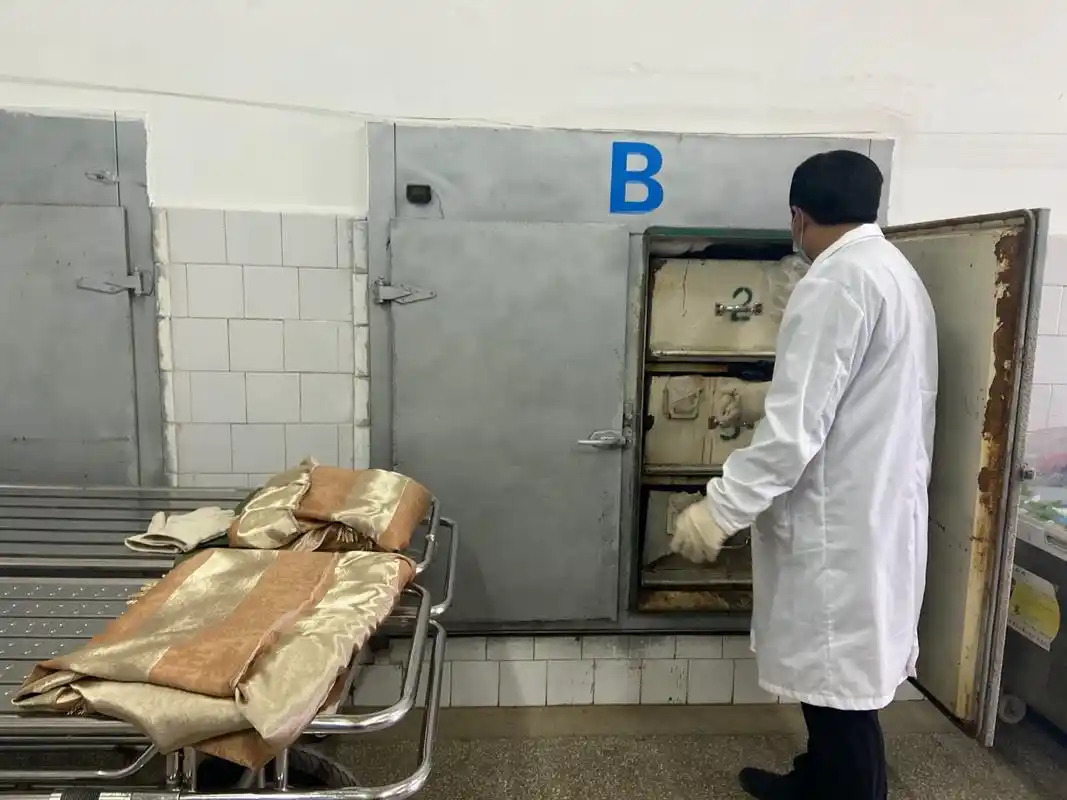 他们都是生前被送来医院实施紧急抢救的患者,没有家人陪同,也无人替