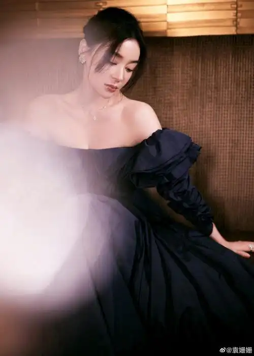 袁姗姗穿礼服蝴蝶骨太抢镜秀精致侧颜颜值高
