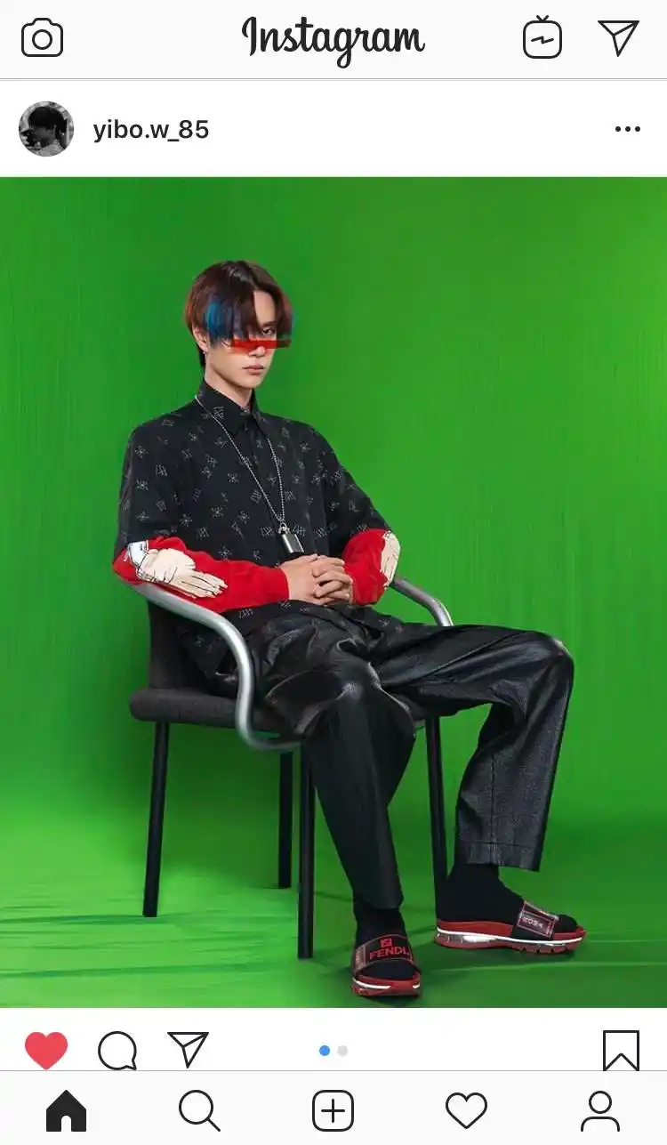 王一博分享200405甜甜的那年今日微博更新自拍自找搞笑点镜子里的