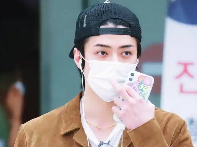 尽管吴世勋现身机场时戴着口罩,但国外网友们的彩虹屁却并未停止