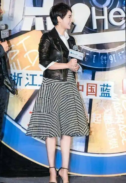 50岁蒋雯丽惊艳了!这么紧的蕾丝鱼尾裙也敢穿,169身材依然火辣