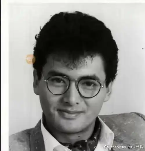 不愧是周润发,66岁获荣誉博士,虽满头白发,但帅气魅力不减当年