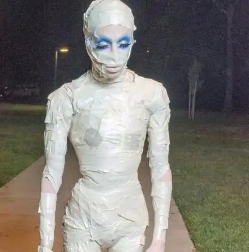 为变成无性别外星人小伙花34万做110次手术