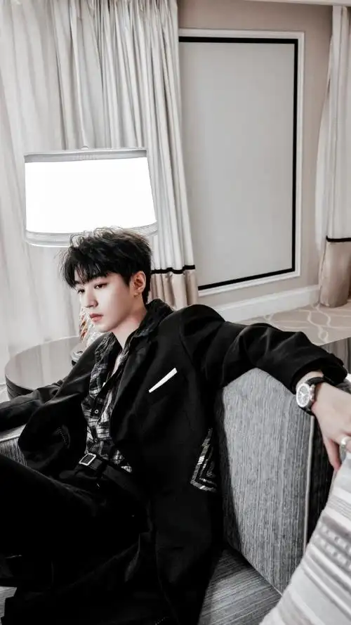 王俊凯单手吊威亚