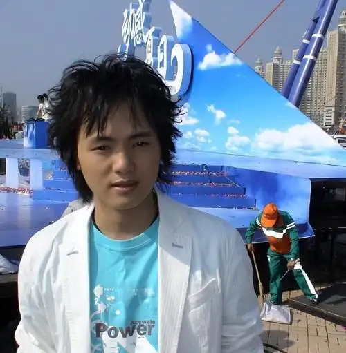 歌手郑源15岁开演唱会,19岁日赚万元,拒上春晚,却没人说耍大牌