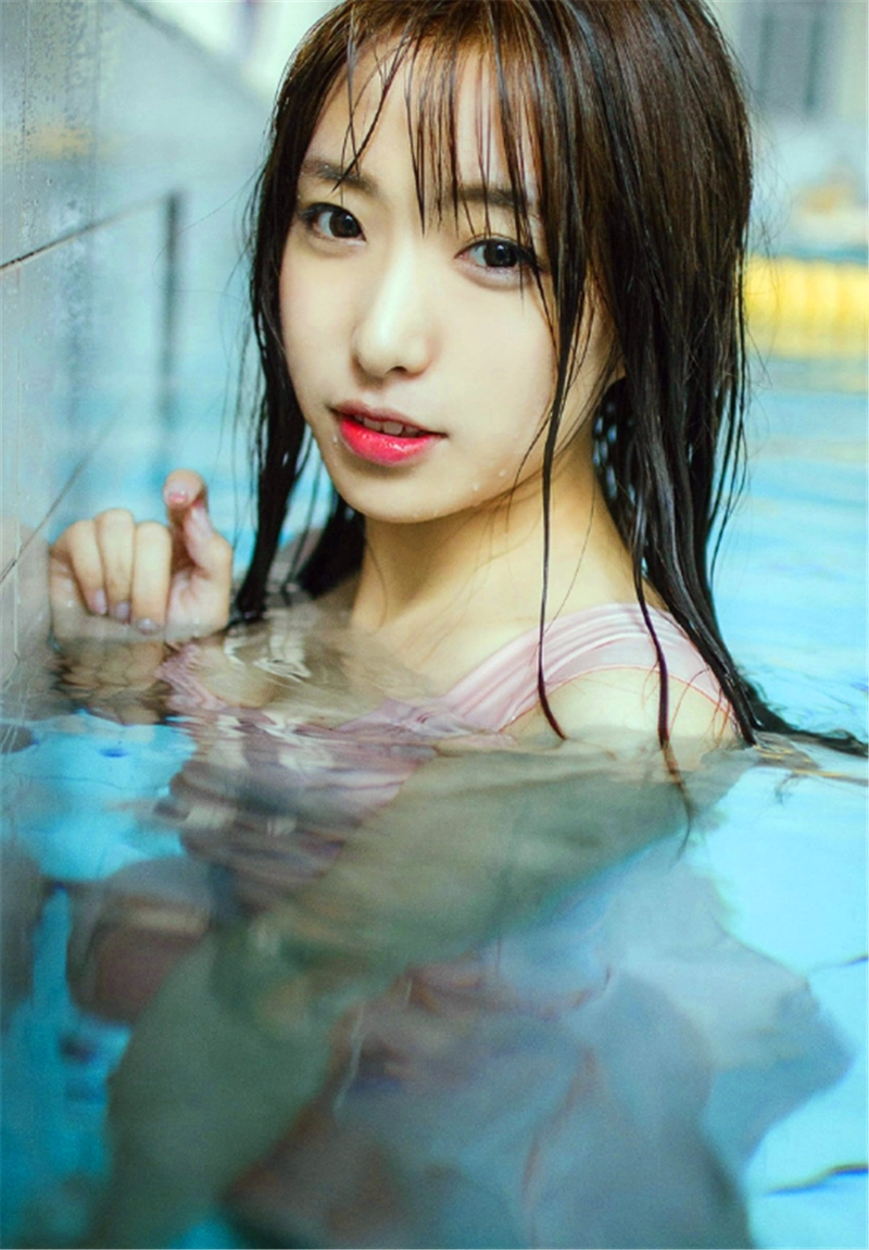 泳池内可爱美女穿着泳装浑身湿透露出动人笑脸