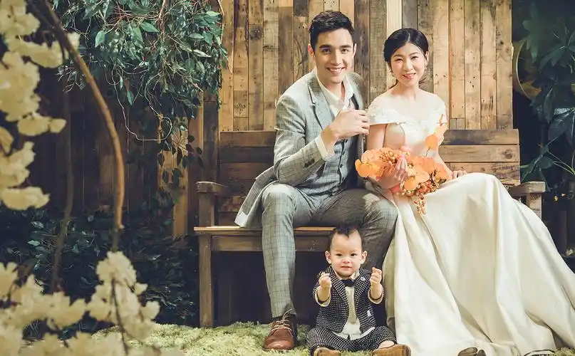 一家三口创意亲子照—为家庭增添欢乐的色彩