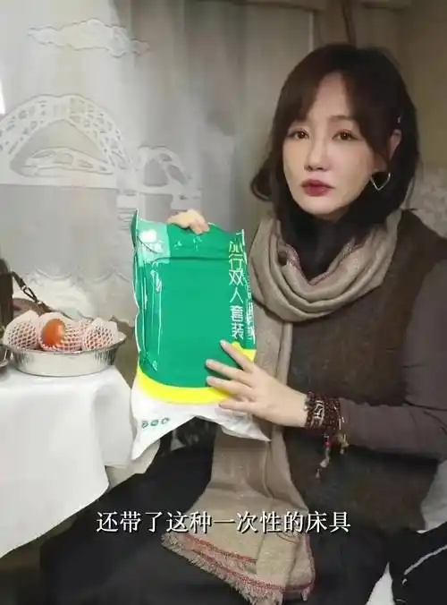 45岁薛佳凝素颜跟友人聚餐仍跟哈妹一样甜美