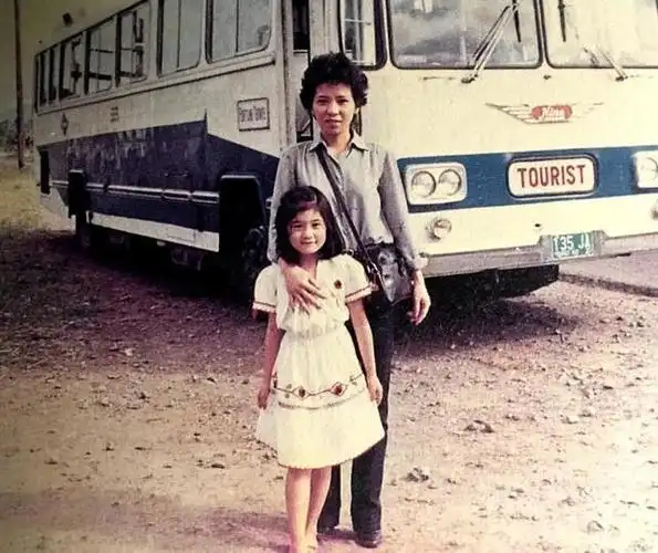 贾静雯罕见童年照曝光跟女儿咘咘简直一模一样