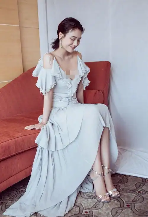 原创马思纯真敢穿一字肩秀锁骨摇摇欲坠搭波普长裙性感又清纯