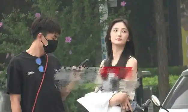 知名明星林更新大早与女友出门被拍到