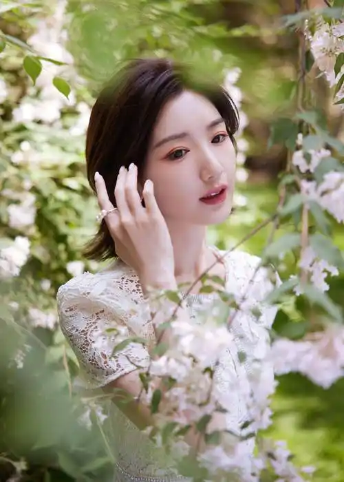 毛晓彤白色镂空连衣裙性感写真,清新脱俗,网友:美到窒息!