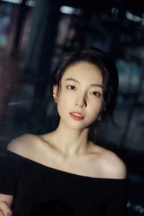 吴倩甜辣风造型引热议完美锁骨和小蛮腰成焦点自律身材管理获赞