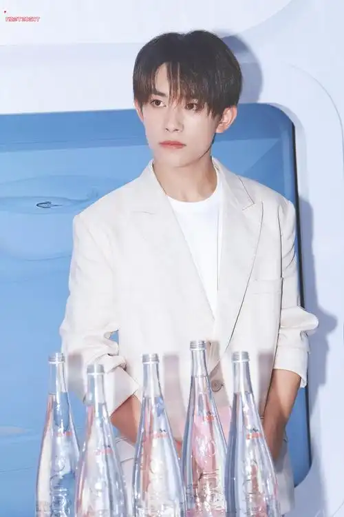 易烊千玺身穿白色的西装,王子气质,侧颜也是一绝!