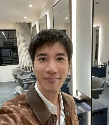 王力宏离婚后近况曝光,剪短发精神焕发,滑雪场录视频专心搞事业