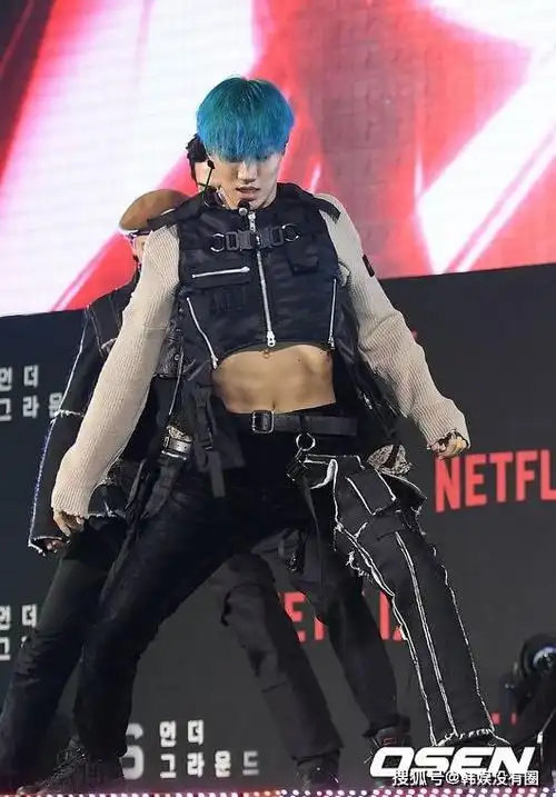 原创exo kai"露腹装"展示新曲舞台,大秀性感腹肌,结实大腿