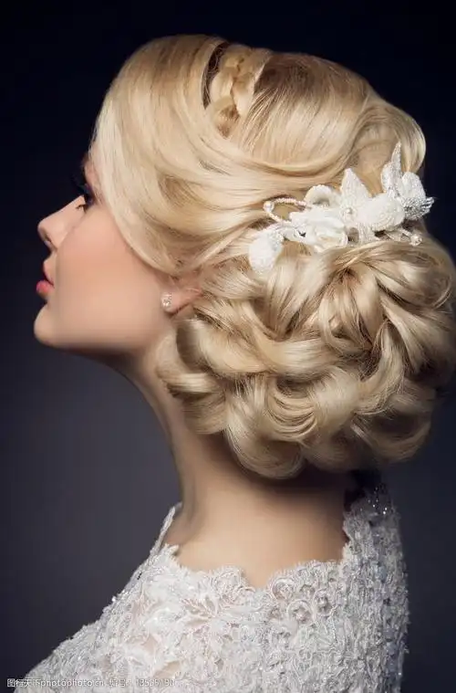 时尚美女盘发发型图片