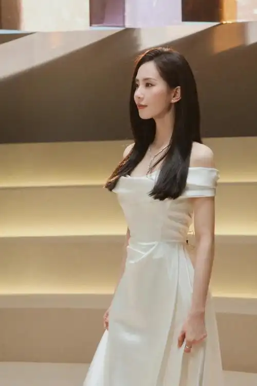 刘诗诗露肩白裙大片