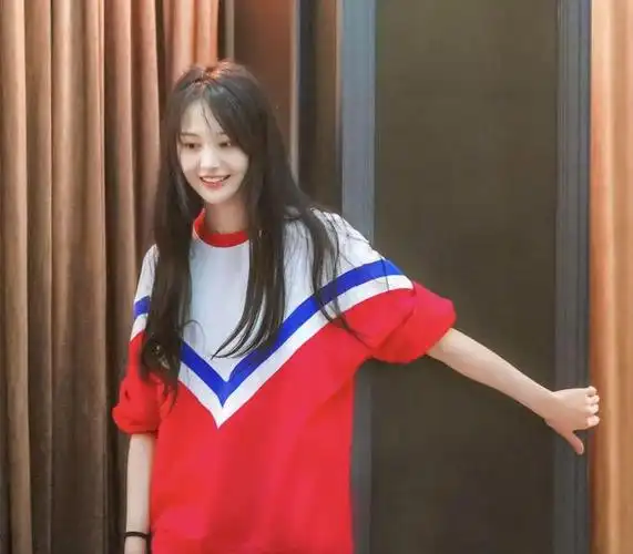 郑爽近照曝光穿名牌染黄发似精神小妹欠债千万还能如此潇洒