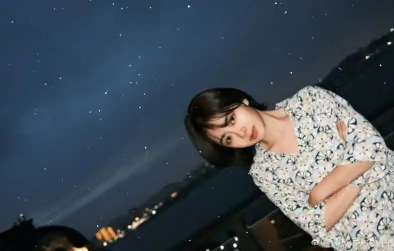 谭松韵晒海边随拍##谭松韵海边短发随拍