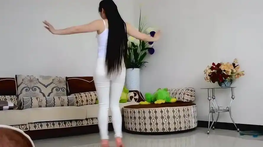 老公不在家 大妈一人在家又跳起性感广场舞!