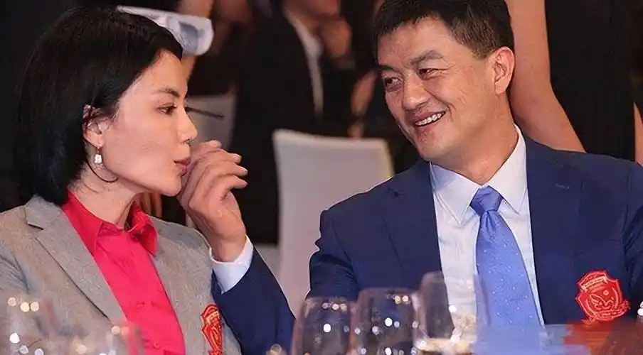 原创8年后后头再看王菲和李亚鹏的婚姻才明白她为何要选择谢霆锋