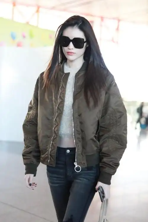 何穗现身北京机场 又是又美又飒的何仙姑_潮流街拍_时装_模特中国