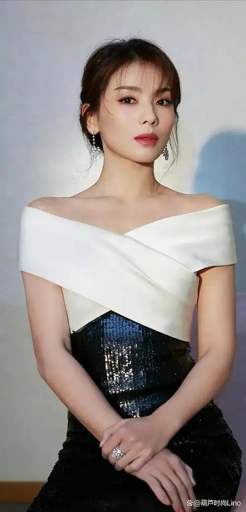 刘涛的风格是比较经典且充满女人味的,经典的裙装造型刚好能凸显出她