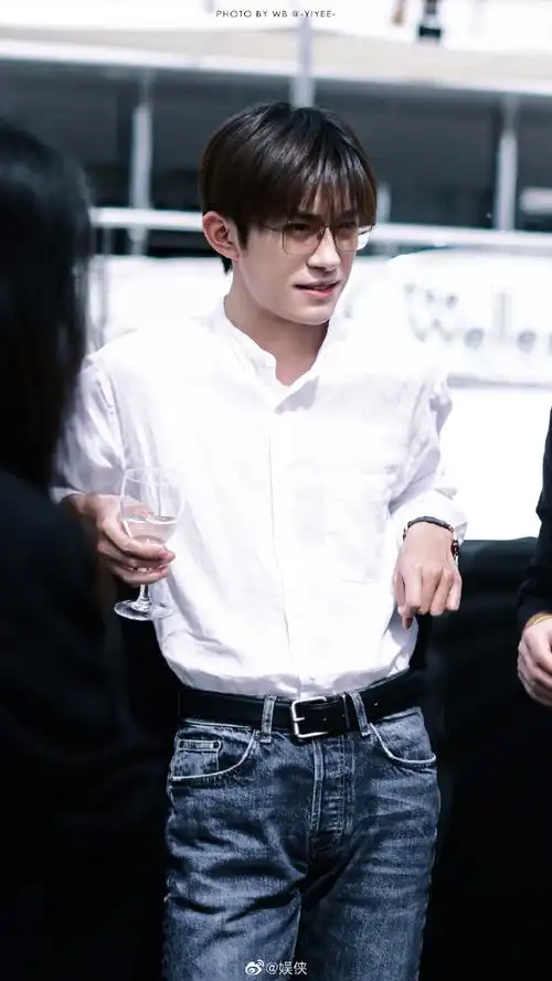 易烊千玺戛纳生图#易烊千玺戛纳生图96,弟弟白衬衫造型真的好帅啊