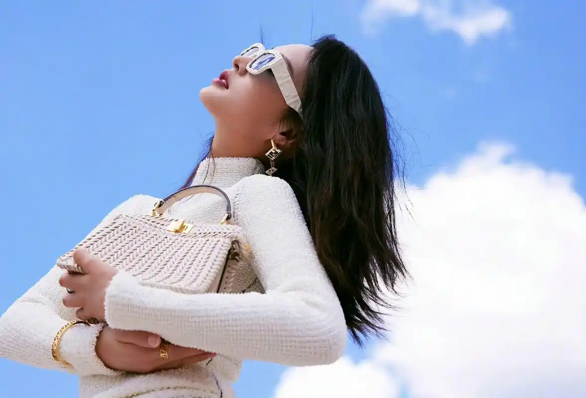 李沁秋冬品牌造型释出,白色毛衣搭墨镜9815温雅中带着活泼,而不失