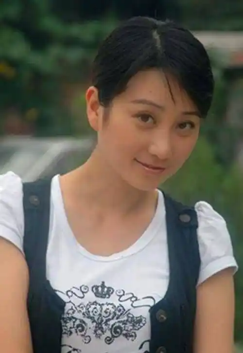 其实李颖 , 她不是一个职业演员 , 模特出道的她曾在比赛中获得了"