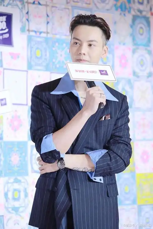 近日,陈伟霆受邀出席了深圳迪桑特新品发布会,这场活动在繁华的万象