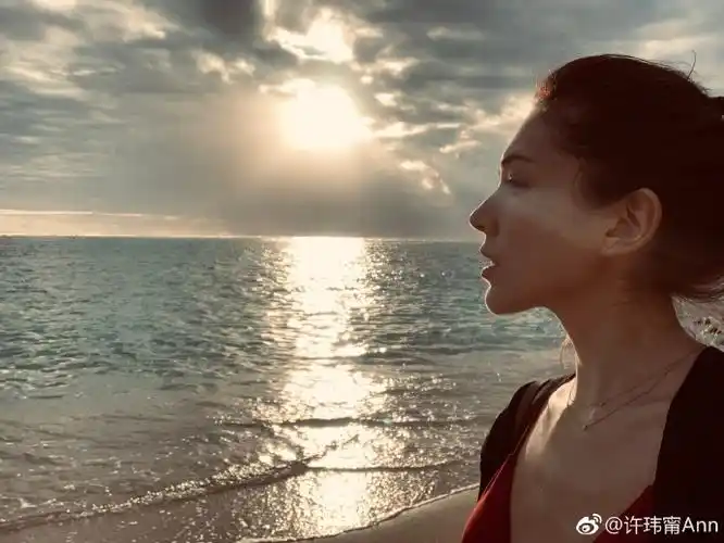 性感喷火!许玮甯夏威夷度假秀美好肉体 穿比基尼海边戏水