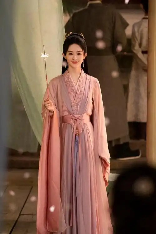 赵丽颖烟花照#赵丽颖@赵丽颖沈璃粉衣造型,一袭粉色衣裙,提着兔子