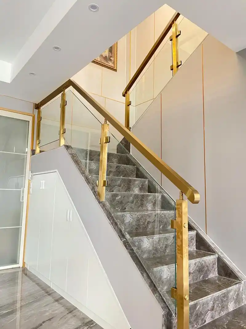 土豪金别墅楼梯玻璃扶手.