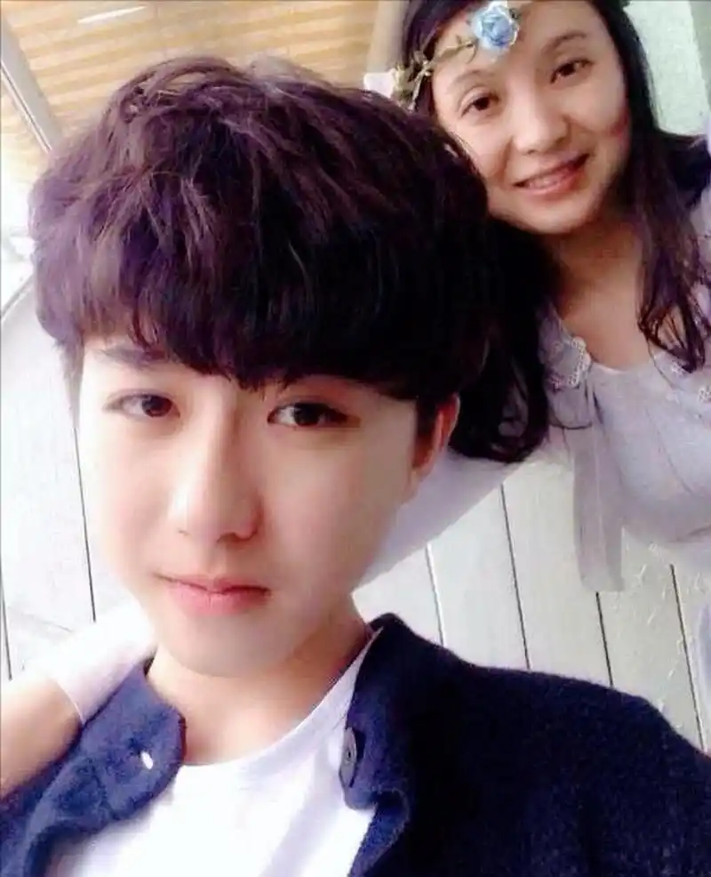 蔡徐坤19岁参加选秀时,妈妈每天帮着他投票,还告诫儿子:经历了这一切